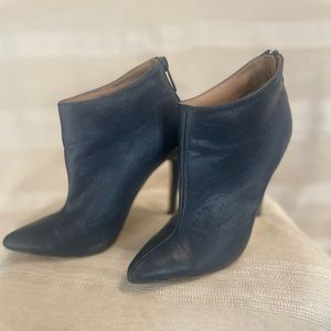 Navy blue heel booties that look super good with jeans